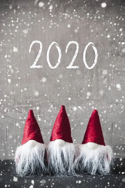 Три красных гнома, городской цемент, снежинки, текст 2020 — стоковое фото