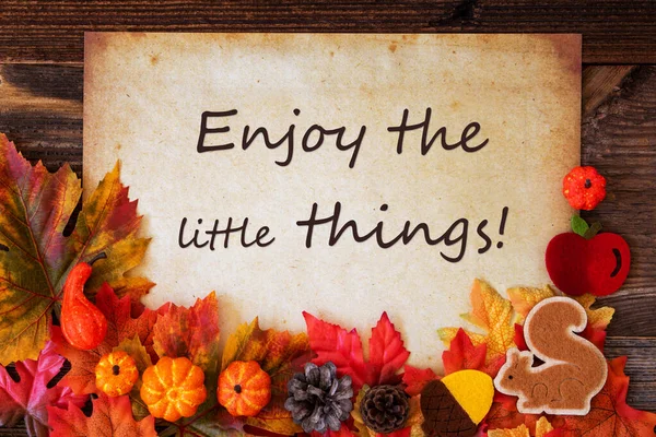 Oud papier met herfst decoratie, genieten van de kleine dingen — Stockfoto