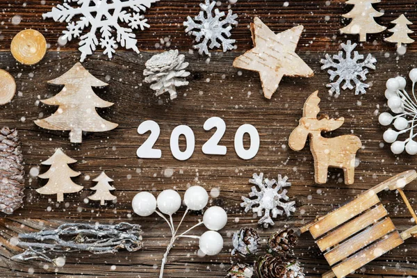 Decorazione di Natale in legno rustico, 2020, Albero, Cono e fionda di abete, Fiocchi di neve — Foto Stock