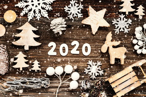 Decorazione di Natale in legno rustico, 2020, Selva e albero, Fiocchi di neve — Foto Stock