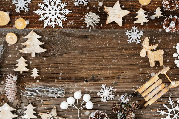 Ξύλινο φόντο. Πλαίσιο των Χριστουγέννων Διακόσμηση όπως το δέντρο και νιφάδες χιονιού — Φωτογραφία Αρχείου