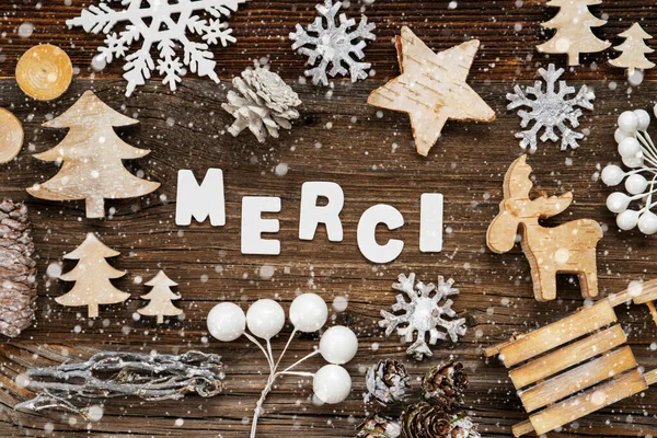 Деревянные рождественские украшения, Merci означает спасибо, дерево и сани, снежинки — стоковое фото