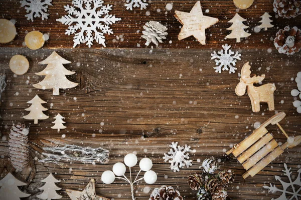 Holzuntergrund. Rahmen für Weihnachtsdekoration wie Schlitten und Schneeflocken — Stockfoto