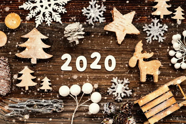 Decorazione di Natale di legno, 2020, Albero, Cono di abete e fionda, Fiocchi di neve — Foto Stock