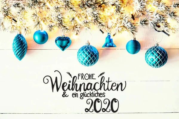 Tyrkysová vánoční výzdoba, jedlová větev, Glueckliches 2020 znamená Happy 2020 — Stock fotografie