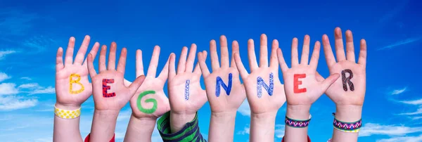 Crianças Mãos Construindo Palavra Iniciante, Céu Azul — Fotografia de Stock