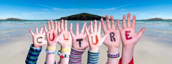 Kinderen handen bouwen woord cultuur, oceaan achtergrond — Stockfoto