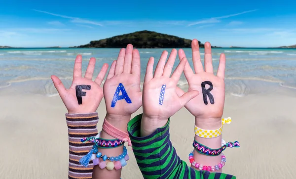 Barn händer bygga Word Fair, Ocean Bakgrund — Stockfoto