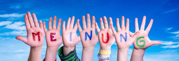 Crianças mãos construindo palavra Meinung significa opinião, céu azul — Fotografia de Stock