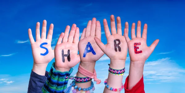 Bambini mani di costruzione Parola Share, Cielo blu — Foto Stock