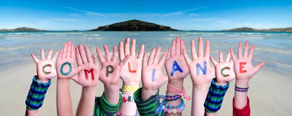 Kinderhände Wortkonformität, Ozeanhintergrund — Stockfoto