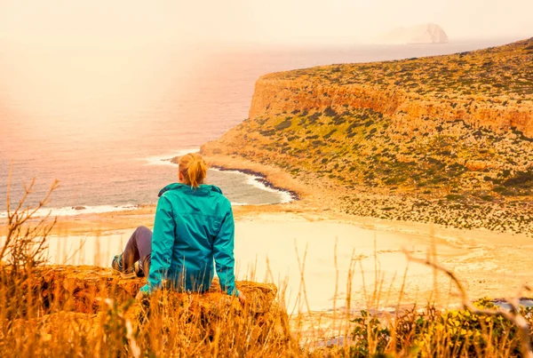 Mulher no Miradouro Acima da Baía de Balos Em Kreta — Fotografia de Stock