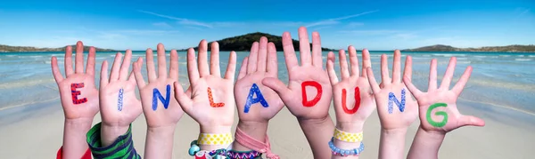 Crianças mãos construindo palavra Einladung significa convite, fundo do oceano — Fotografia de Stock