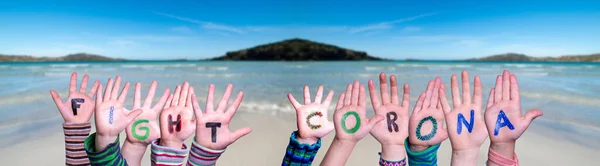 Děti Ruce Stavební Slovo Boj Corona, Oceán Pozadí — Stock fotografie
