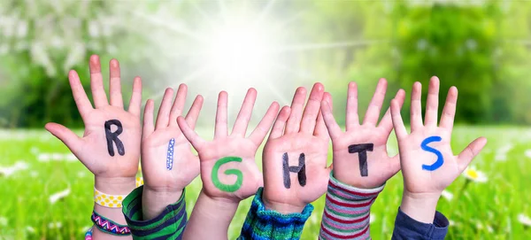 Παιδιά Χέρια οικοδόμηση των δικαιωμάτων του Word, χόρτο λιβάδι — Φωτογραφία Αρχείου
