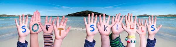 Kinderen handen bouwen woord zachte vaardigheden, oceaan achtergrond — Stockfoto