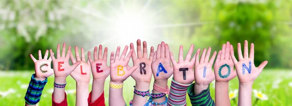 Mani dei bambini costruzione celebrazione parola, prato d'erba — Foto Stock