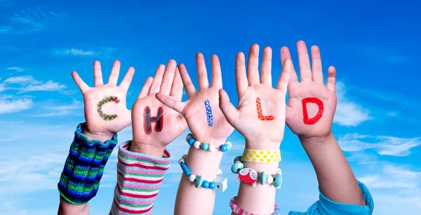 Niños manos construyendo palabra niño, cielo azul — Foto de Stock