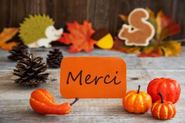 Etiqueta con decoración de otoño, Merci significa gracias — Foto de Stock