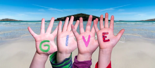 Kinder Hände Word Geben, Ozean Hintergrund — Stockfoto