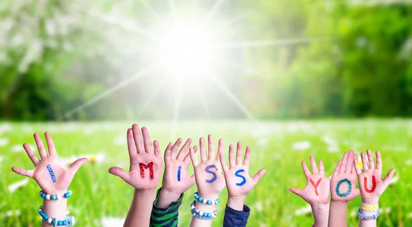 Kinderen handen bouwen Woord Ik mis je, Grasweide — Stockfoto