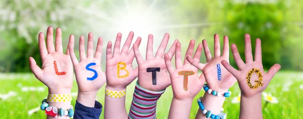 Kinderen handen bouwen Woord LSBTTIQ betekent LSBTQ, Grasveld — Stockfoto