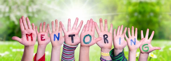 Mani dei bambini costruzione Word Mentoring, prato d'erba — Foto Stock