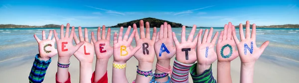 Děti Ruce Stavební Slovo Celebration, Oceán Pozadí — Stock fotografie