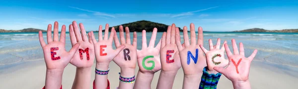 Crianças mãos a construir palavra Emergência, fundo do oceano — Fotografia de Stock
