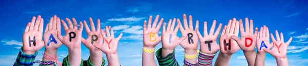 Kinderen Handen Bouwen Woord Gelukkige verjaardag, Blue Sky — Stockfoto