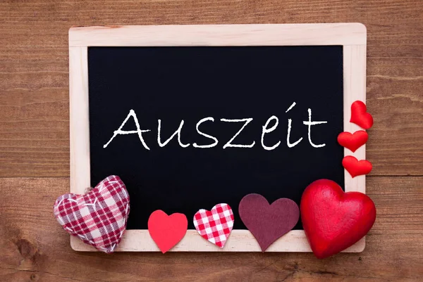 Kırmızı Kalp Dekorasyonlu Balkboard, Metin: Auszeit — Stok fotoğraf