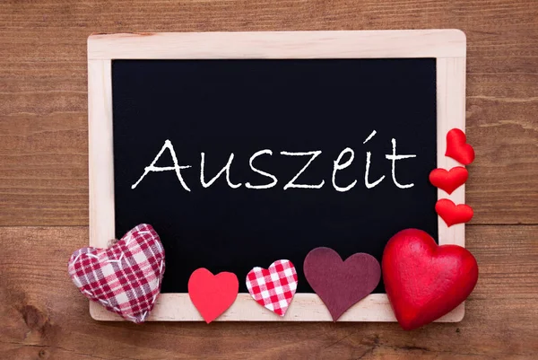 Balckboard mit roter Herzdekoration, Text Auszeit bedeutet Ausfallzeit — Stockfoto