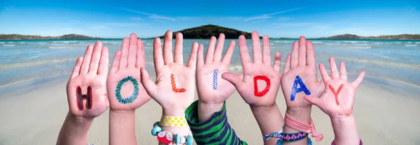 Dzieci Ręce Budowanie Word Holiday, Ocean Tło — Zdjęcie stockowe