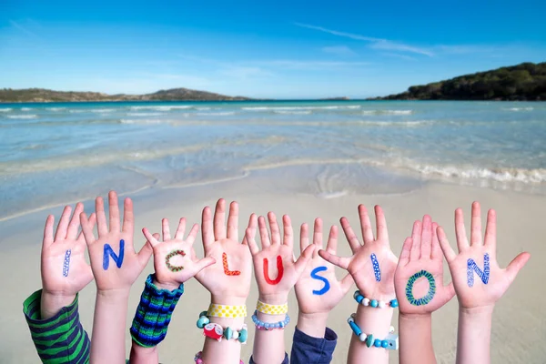 Dzieci Hands Building Word Inclusion, tło oceanu — Zdjęcie stockowe