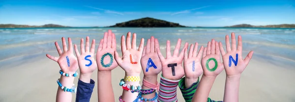 Kinderhände mit Wortisolierung, Ozeanhintergrund — Stockfoto