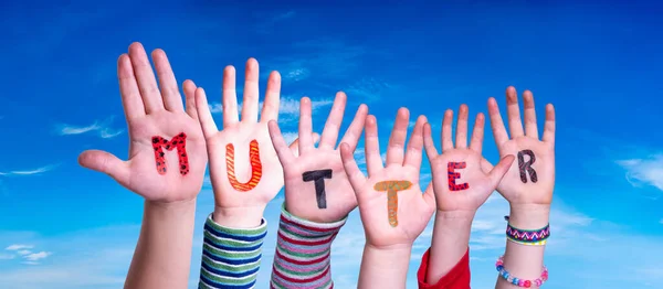 Enfants mains construire mot Mutter signifie mère, ciel bleu — Photo