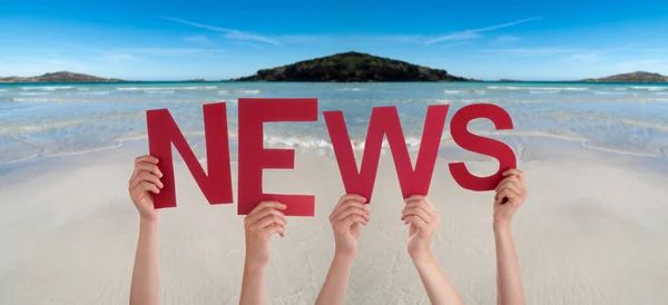 Människor händer som håller Word News, Ocean Bakgrund — Stockfoto