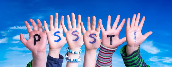 Las manos de los niños construyendo la palabra PSSST, cielo azul —  Fotos de Stock
