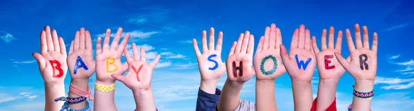 Bambini mani che costruiscono Word Baby Shower, cielo blu — Foto Stock