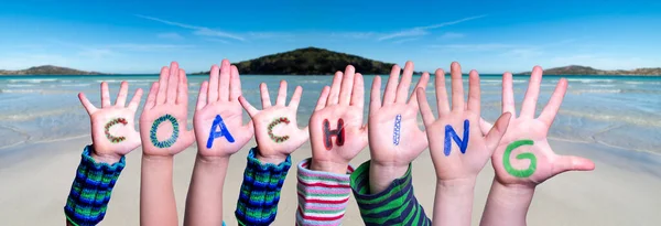 Crianças Mãos Construindo Palavra Coaching, Fundo Oceano — Fotografia de Stock