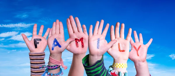 Kinderhände bauen Wortfamilie, blauer Himmel — Stockfoto
