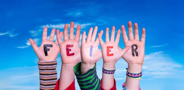Crianças Mãos Construindo Palavra Feier significa Celebração, Céu Azul — Fotografia de Stock