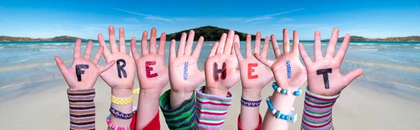 Barn händer bygga ord Freiheit innebär frihet, Ocean Bakgrund — Stockfoto