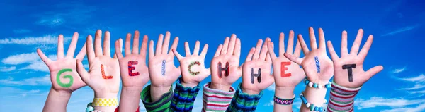 Enfants mains construire mot Gleichheit signifie égalité, ciel bleu — Photo