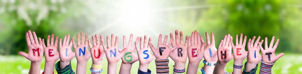 Kinderhände Meinungsfreiheit bedeutet Meinungsfreiheit, Graswiese — Stockfoto