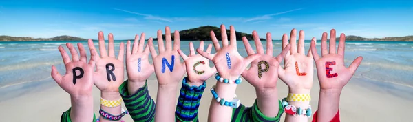 Dzieci Ręce Budowanie Zasada Word, Tło oceanu — Zdjęcie stockowe