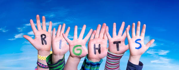 Mani dei bambini costruzione di diritti parola, cielo blu — Foto Stock