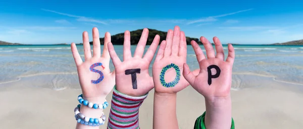 Dzieci Hands Building Word Stop, tło oceanu — Zdjęcie stockowe