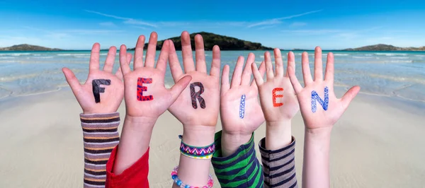 Dzieci Hands Building Word Ferien oznacza wakacje, tło oceanu — Zdjęcie stockowe