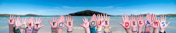 Barn händer bygga ord kämpa för dina drömmar, Ocean Bakgrund — Stockfoto